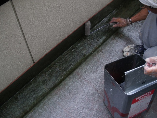 緑区で細かなヒビやクラックのあるベランダ床にFRP防水を施工、下地処理のガラスマットを施工する様子